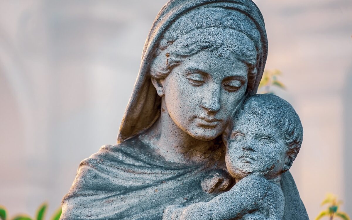 Maria mit Jesuskind aus Stein Maria mit Jesuskind aus Stein